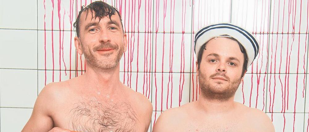 Im Nassen stehen lassen. Theatermacher des Ensemble Netzwerks in Aktion.