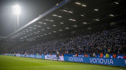 Das Highlight des neuen Heimtrikots ist das Konterfei des Ruhrstadions mit seinen markanten Flutlichtmasten.