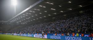 Das Highlight des neuen Heimtrikots ist das Konterfei des Ruhrstadions mit seinen markanten Flutlichtmasten.