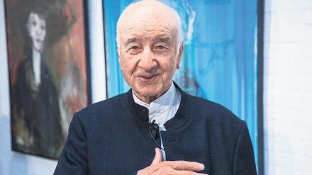 Clown vor Leinwand. Armin Mueller-Stahl lebt bei Lübeck. Hier steht er vor eigenen Werken. 