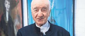 Clown vor Leinwand. Armin Mueller-Stahl lebt bei Lübeck. Hier steht er vor eigenen Werken. 