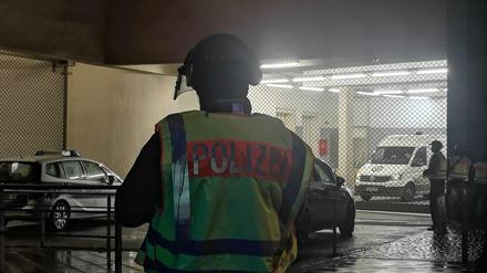 Polizisten stehen am Donnerstag nach dem Überfall auf einen Geldtransporter vor dem Treptower Park Center.