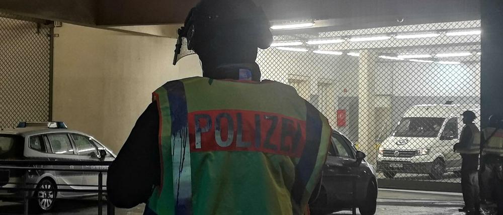 Polizisten stehen am Donnerstag nach dem Überfall auf einen Geldtransporter vor dem Treptower Park Center.