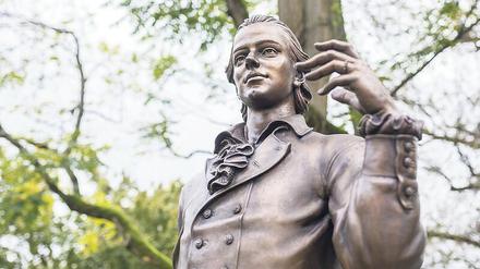 Dichter und Denker. Die lebensgroße Bronzestatue von Friedrich Hölderlin in Nürtingen, wo der Dichter seine Kinder- und Jugendjahre verbrachte.