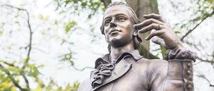 Dichter und Denker. Die lebensgroße Bronzestatue von Friedrich Hölderlin in Nürtingen, wo der Dichter seine Kinder- und Jugendjahre verbrachte.