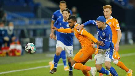Zwischen Schalke und Bielefeld entwickelt sich erwartungsgemäß ein Kampfspiel.