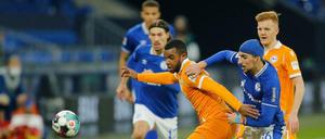Zwischen Schalke und Bielefeld entwickelt sich erwartungsgemäß ein Kampfspiel.