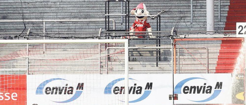 Trostlose Zeiten. Auch für Lauzi, das Maskottchen des FC Energie Cottbus, gibt es derzeit nichts zu sehen im Stadion der Freundschaft und erst gar nichts zu lachen beim Fußball-Regionalligisten aus der Lausitz.