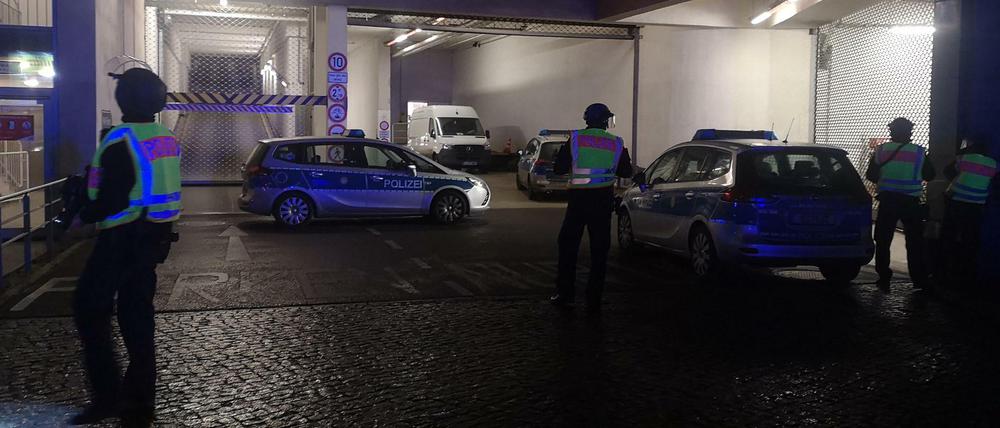 Zwei Geldboten sind vor einem Einkaufszentrum in Berlin-Treptow überfallen worden.