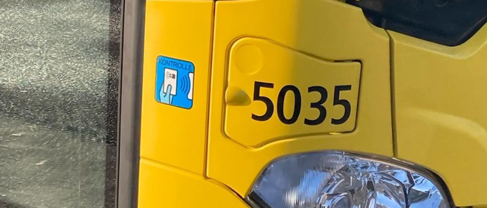 Der Flüchtlingeshelfer fühlte sich von einem Busfahrer rassistisch beleidigt, teilte sein Erleben auf Instagram. Auch die BVG schaltet sich ein.