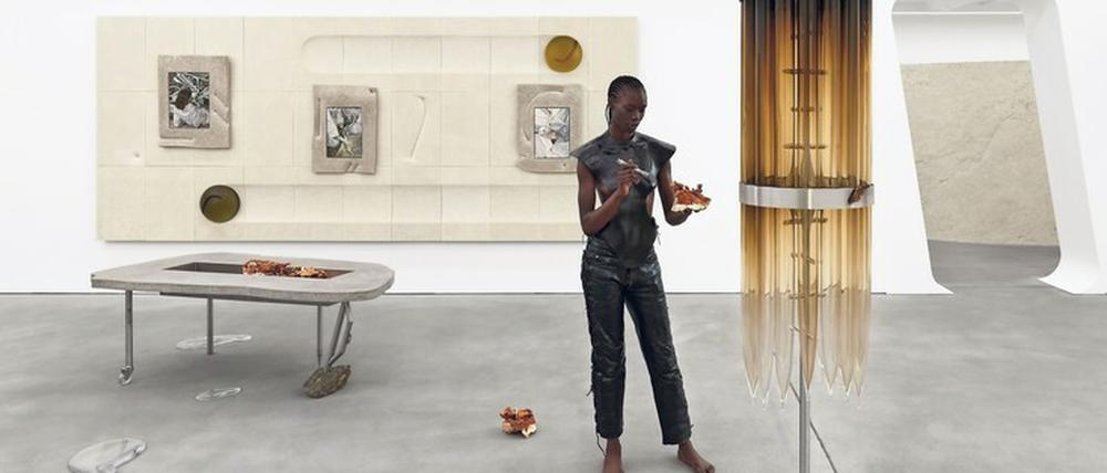 Die Performerin Sarah Batt steht in Klára Hosnedlovás Ausstellung „Nest“. Es geht bei diesen Erkundungen ohne Publikum auch um die Frage, wie man sich als Frau in so einer James-Bond-Umgebung fühlt. 