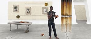 Die Performerin Sarah Batt steht in Klára Hosnedlovás Ausstellung „Nest“. Es geht bei diesen Erkundungen ohne Publikum auch um die Frage, wie man sich als Frau in so einer James-Bond-Umgebung fühlt.