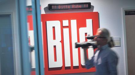 Ein halbes Jahr lang begleiteten die Dokumentarfilmer „Bild“ mit ihren Kameras – und filmten dabei besonders häufig, wie Deutschlands Politiker über das Videoangebot von „Bild Live“ den Zugang „zur breiten Masse der Bevölkerung“ suchen. Foto: C.Michaelis/Amazon Prime