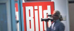 Ein halbes Jahr lang begleiteten die Dokumentarfilmer „Bild“ mit ihren Kameras – und filmten dabei besonders häufig, wie Deutschlands Politiker über das Videoangebot von „Bild Live“ den Zugang „zur breiten Masse der Bevölkerung“ suchen. Foto: C.Michaelis/Amazon Prime