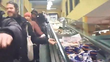 Ohne Abstand, ohne Respekt. Die „Freedomparade“ im Berliner Supermarkt. 