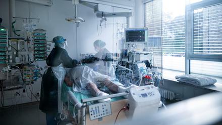 Pflegekräfte betreuen einen Corona-Patienten.
