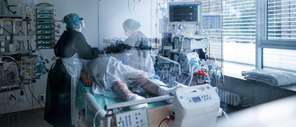 Pflegekräfte betreuen einen Corona-Patienten.