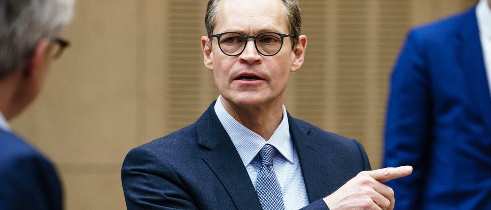 Da geht's lang! Michael Müller übernimmt Führung in der Krise.