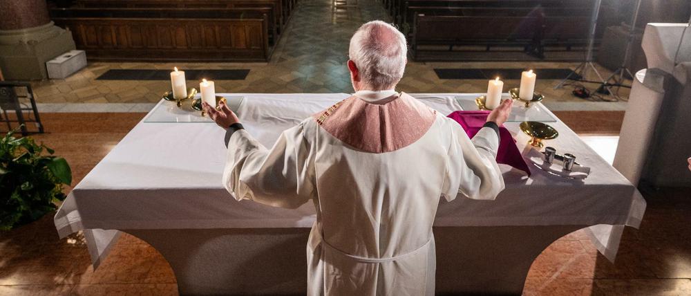 Der Berliner Dompropst Tobias Przytarski bei der Probe für einen Gottesdienst, der ohne Besucher Live gestreamt wird.