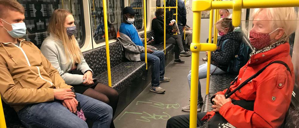 Bisher bunt gemischt, doch nach der neuesten Verordnung sind Stoffmasken im Berliner Nahverkehr nicht mehr erlaubt.