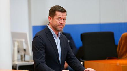 Der ehemalige Verteidigungsminister Karl-Theodor zu Guttenberg vor der Sitzung des Wirecard-Untersuchungsausschusses.
