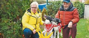 Helfer mit acht Pfoten. Erstmals besuchten Helga und Bernd Schulz 2014 mit ihren zwei Hunden Tracy und Joey Seniorenheime. 