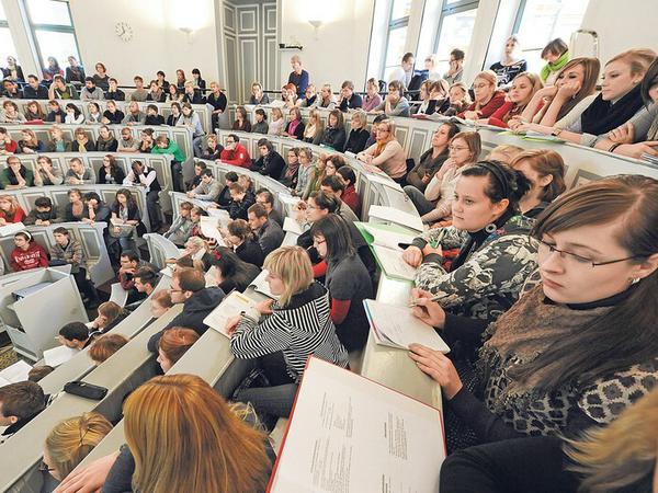 Studierende sitzen im Hörsaal einer Universität.