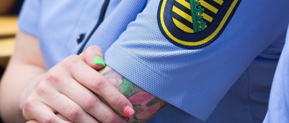 Das Kabinett hat einen Gesetzentwurf zum Tragen von Tattoos bei Polizisten und Soldaten verabschiedet.
