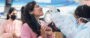 Medizinisches Fachpersonal entnimmt die Rachenabstriche durch den Mund oder die Nase. Die Prozedur wird von vielen als unangenehm empfunden.