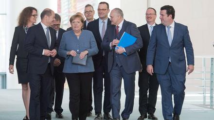 Die Mine der Kanzlerin verrät's: Was an Expertise bestellt wurde, gefällt nicht immer - hier vor der Vorstellung des Jahresgutachtens der Wirtschaftsweisen mit Teilen des Kabinetts.
