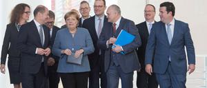 Die Mine der Kanzlerin verrät's: Was an Expertise bestellt wurde, gefällt nicht immer - hier vor der Vorstellung des Jahresgutachtens der Wirtschaftsweisen mit Teilen des Kabinetts.