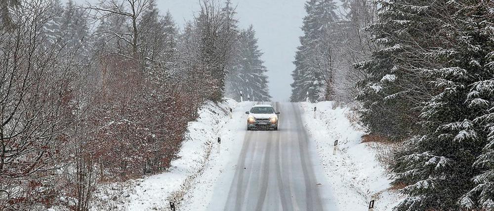 Bei niedrigen Temperaturen dürfen die Abschalteinrichtungen eingeschaltet werden, wenn dadurch Motorschäden vermieden werden. 