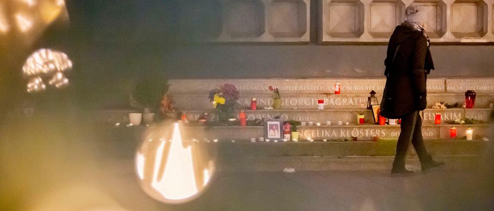 Eine Frau geht auf an dem Mahnmal für die Opfer des Attentats vom 19. Dezember 2016 vorbei. 