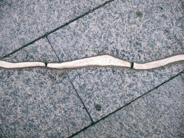Der Riss: Das Mahnmal am Breitscheidplatz.