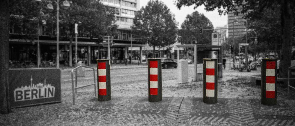 Folgen eines Verbrechens: Massive Poller schützen den Breitscheidplatz.