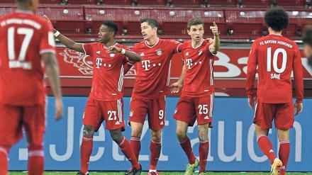 Im Mittelpunkt. Wieder traf Robert Lewandowski (M.) doppelt. Foto: Bernd Thissen/dpa