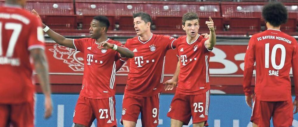 Im Mittelpunkt. Wieder traf Robert Lewandowski (M.) doppelt. Foto: Bernd Thissen/dpa