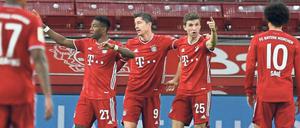 Im Mittelpunkt. Wieder traf Robert Lewandowski (M.) doppelt. Foto: Bernd Thissen/dpa