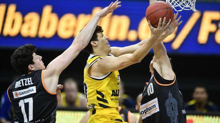 Durchgesetzt. Das lief gut für Simone Fontecchio beim Comeback (Mitte) und seine Berliner Kollegen beim Spiel gegen Ulm.