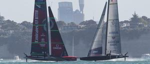 Duell im Heimatrevier. Emirates Team New Zealand (links) segelt gegen American Magic am dritten Tag der Prada America's Cup World Series in Auckland. 