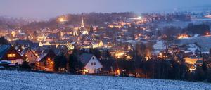 Weihnachtlich beleuchtet präsentiert sich der Ort Seiffen im Erzgebirge. Doch die Festtage werden von der Pandemie überschattet.