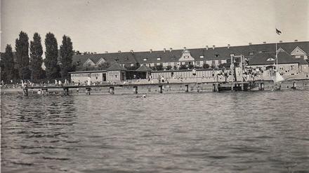 Diese Privataufnahme einer Tagesspiegel-Leserin zeigt das Schwimmbad. Der See ist weg, die Gebäude hinten stehen noch. - Spandau-Newsletter: leute.tagesspiegel.de