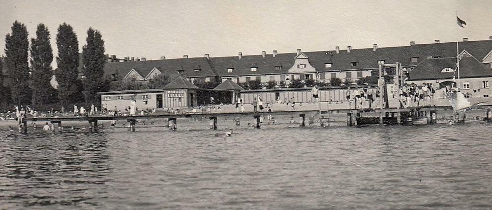 Diese Privataufnahme einer Tagesspiegel-Leserin zeigt das Schwimmbad. Der See ist weg, die Gebäude hinten stehen noch. - Spandau-Newsletter: leute.tagesspiegel.de