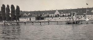 Diese Privataufnahme einer Tagesspiegel-Leserin zeigt das Schwimmbad. Der See ist weg, die Gebäude hinten stehen noch. - Spandau-Newsletter: leute.tagesspiegel.de