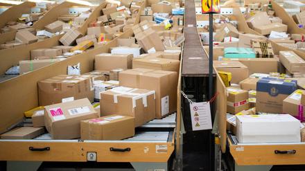 Viele Pakete liegen in einem Paketzentrum von Deutsche Post und DHL.