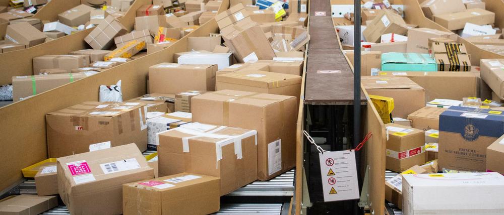 Viele Pakete liegen in einem Paketzentrum von Deutsche Post und DHL.