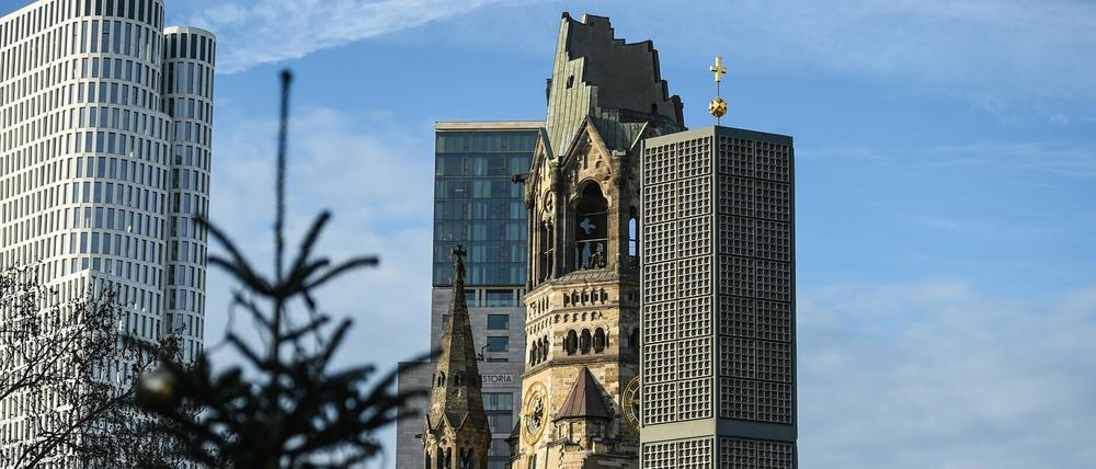 Offenbar hatte die Drohne einen schwachen Akku. Sie blieb in der Fassade des Glockenturmes stecken. 