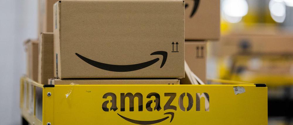 Früh krümmt sich, was ein Smiley werden will. Pakete im Mönchengladbacher Logistikzentrum von Amazon. 