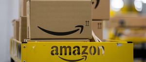 Früh krümmt sich, was ein Smiley werden will. Pakete im Mönchengladbacher Logistikzentrum von Amazon. 