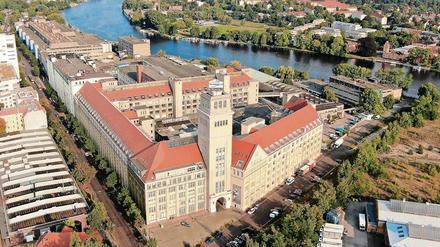 Das zu entwickelnde Areal „Behrens-Ufer“ von Westen aus. Vorne der Peter-Behrens- Bau, im Hintergrund entlang der Spree die Erweiterungsbauten des VEB Werk für Fernsehelektronik. Das dargestellte städtebauliche Konzept ist noch in der Abstimmung mit dem Stadtentwicklungsamt des Bezirks Treptow-Köpenick. 